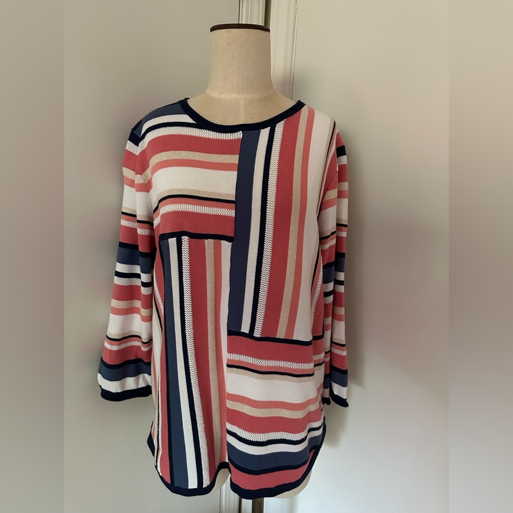 Alfred Dunner Large , light weight sweater w/ 3:4 sleeves. Detachable necklace.
